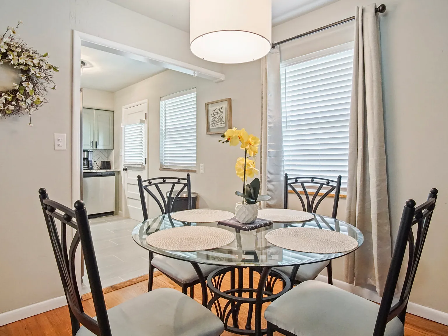 2 bed, 920 sqft, $1,975 — Photo 3