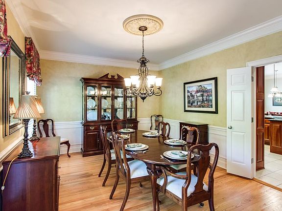 5th image of 700 Marlborough Pl