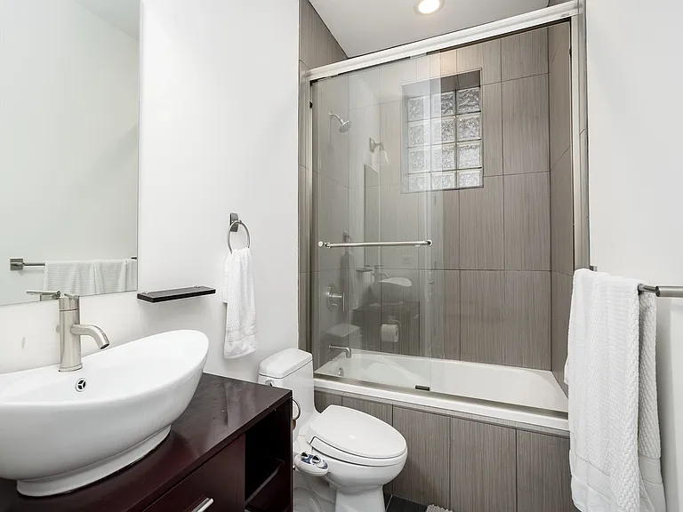 821 W Roscoe St #1 — Photo 49