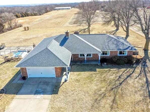 10429 Riverview Ave, Edwardsville, KS 66111