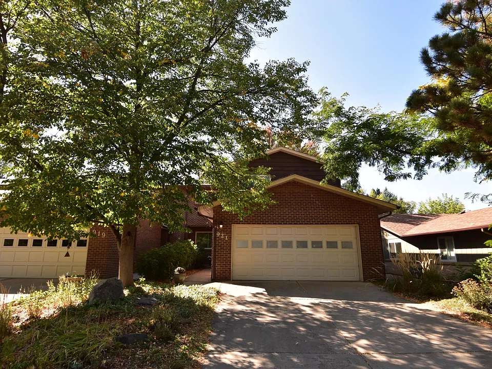 921 Roxwood Ln