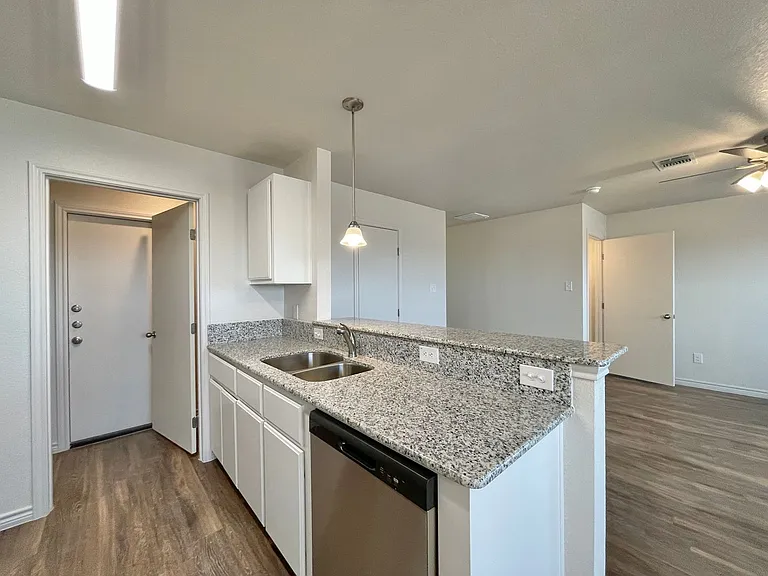 1708 Castroville Trl — Photo 12