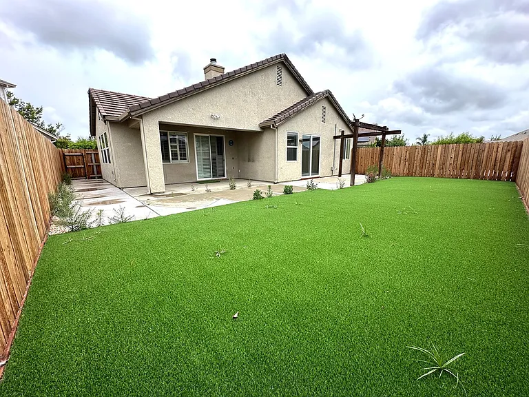 402 Albrecht St — Photo 26