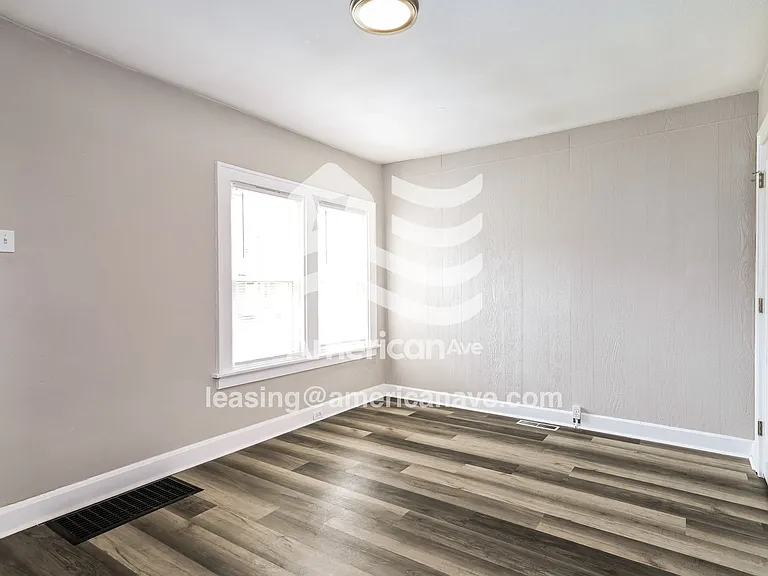 1437405_004_living_room_13725311.jpg