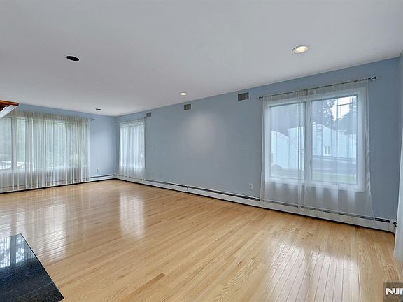 5th image of 974 Bridge Street