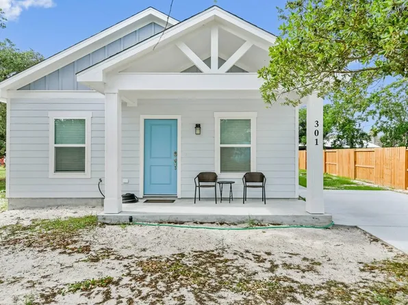 301 Rustic Oak Ln, Rockport, TX 78382