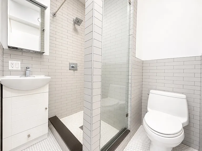 222 E 27th St #14 — Photo 5