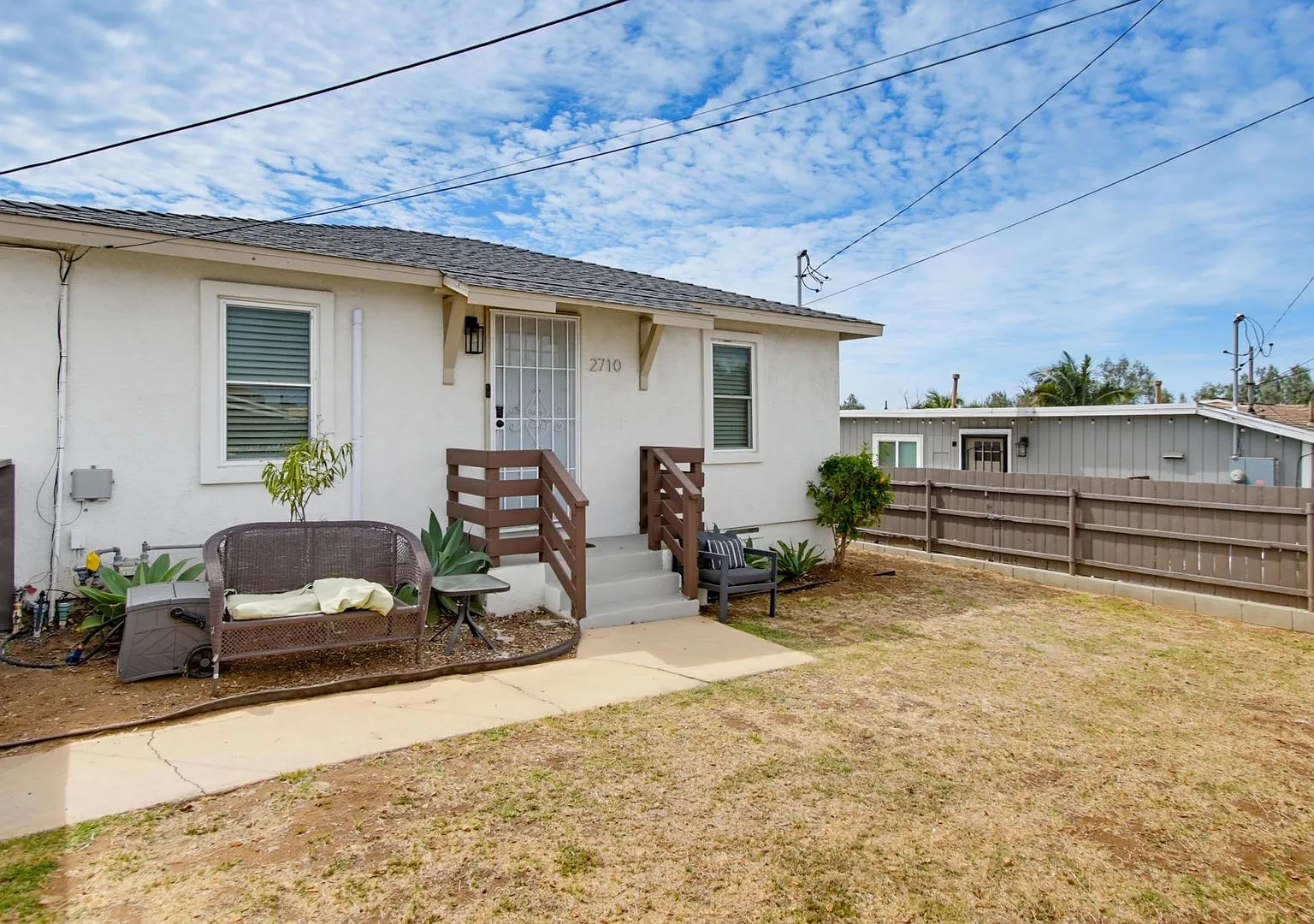 Spacious Home wiht Solar, Large Yards & Flexible Bonus Space — Photo 2