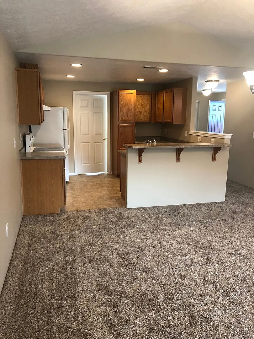 R1210 SW Sun Glo Drive — Photo 1