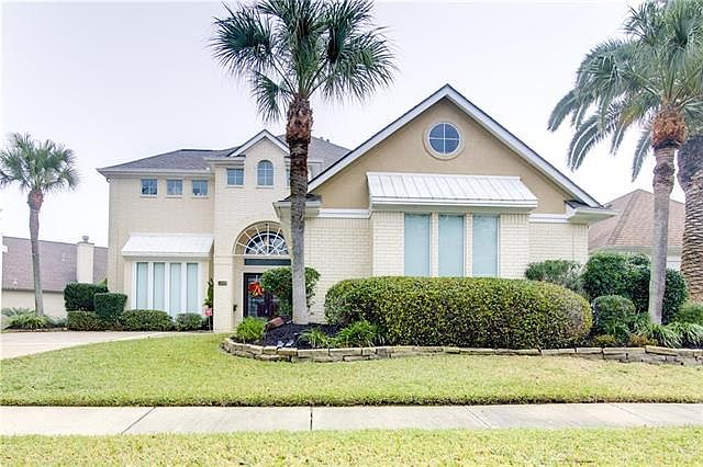 1st image of 208 Las Brisas St