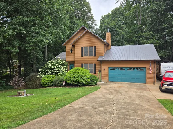 1100 Hidden Creek Ct, Hickory, NC 28602