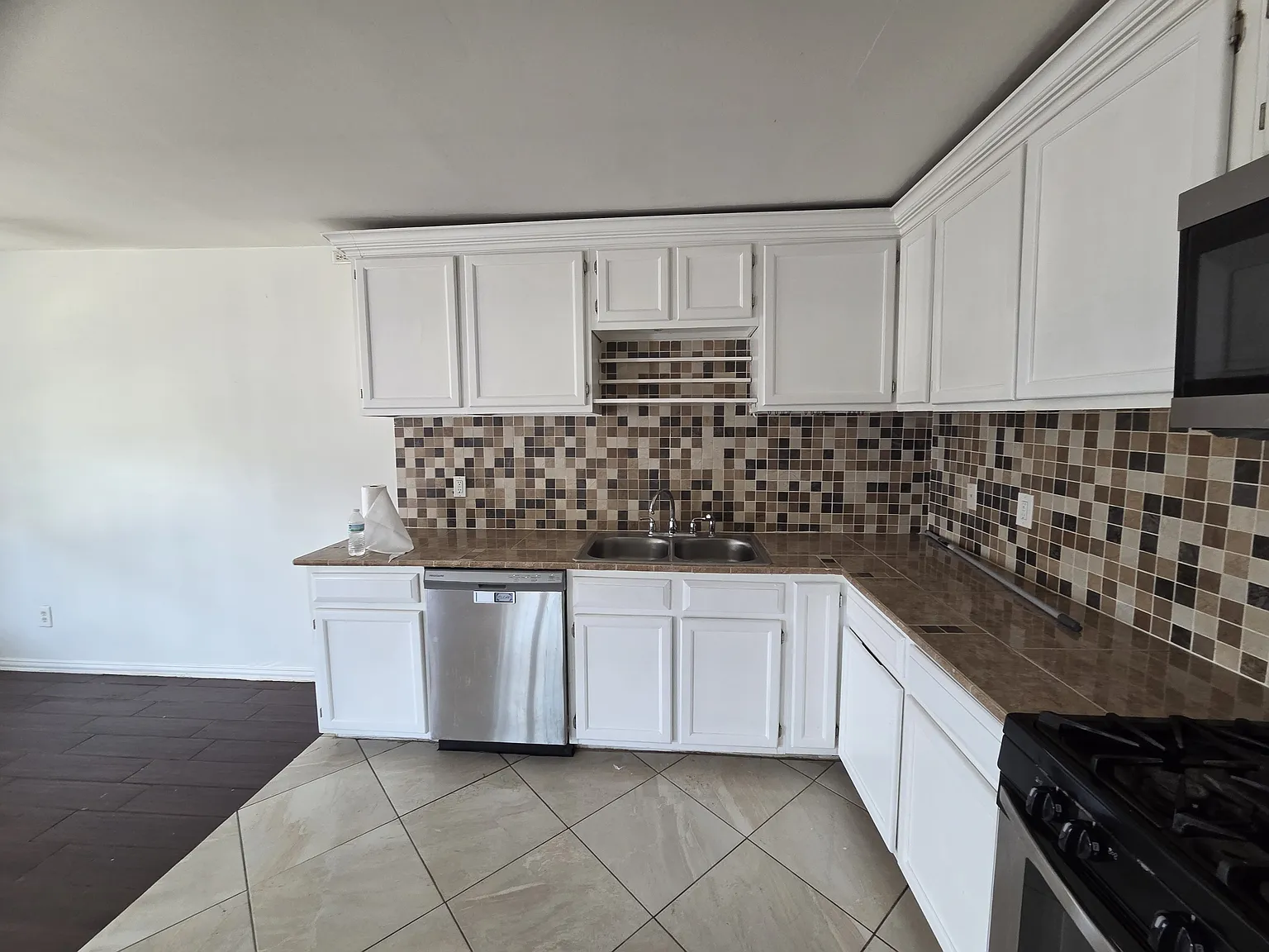 2 bed, 896 sqft, $2,000 — Photo 3