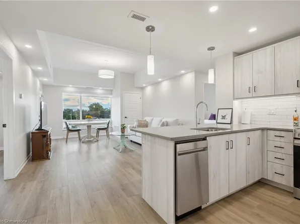 3998 Victoria Ave #401, Lincoln, ON L0R 2C0