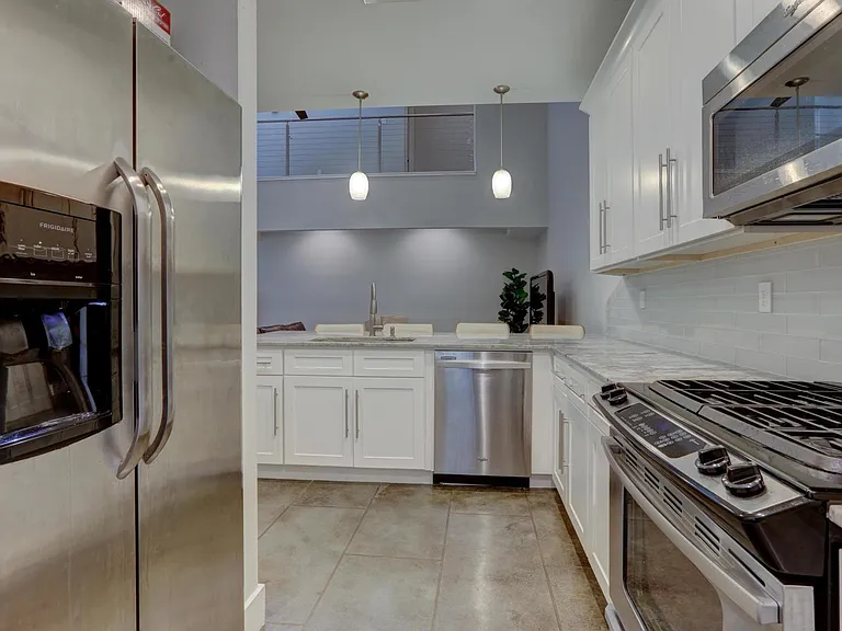 204 Highland Oaks Ln #204 — Photo 8
