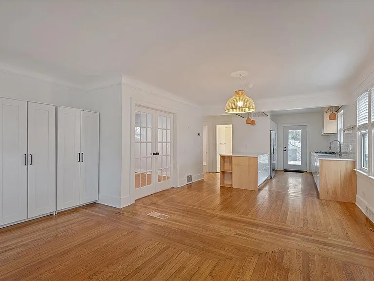 271 E Woodland St — Photo 22
