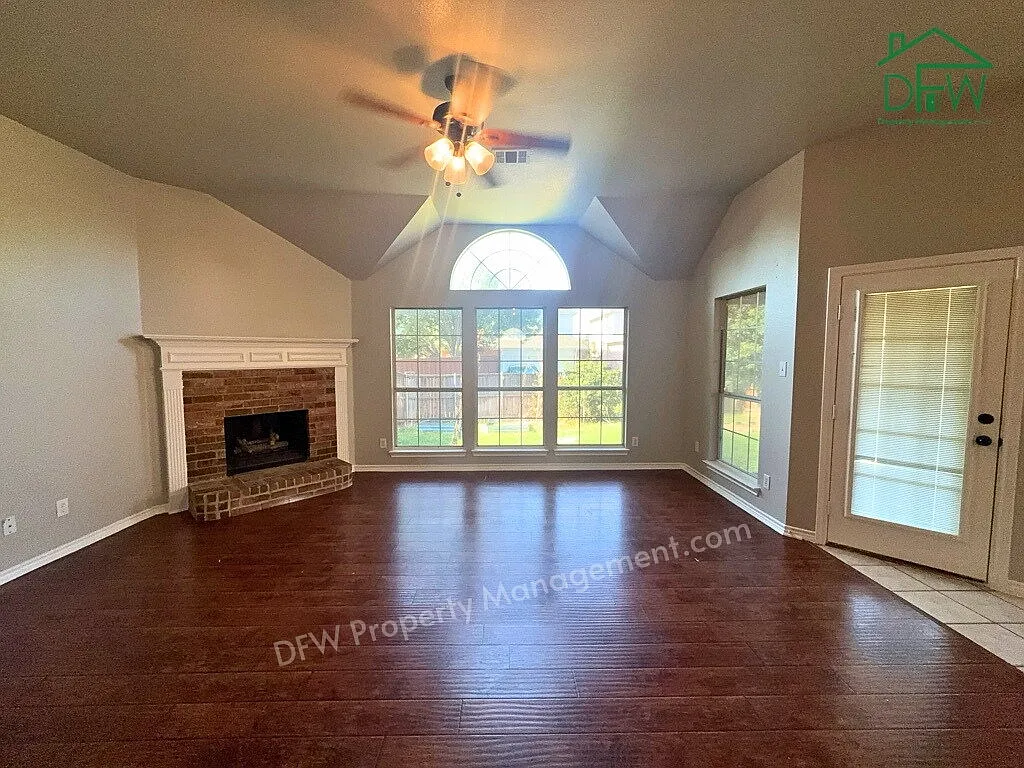 4 bed, 2.0 bath, 2486 sqft, $2,395 — Photo 2