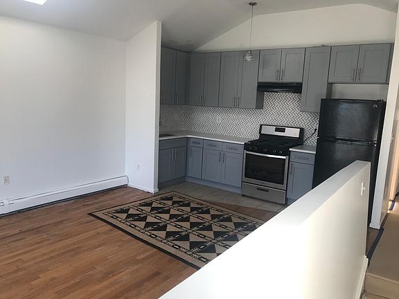 5th image of 223 Pugsley Ave #2