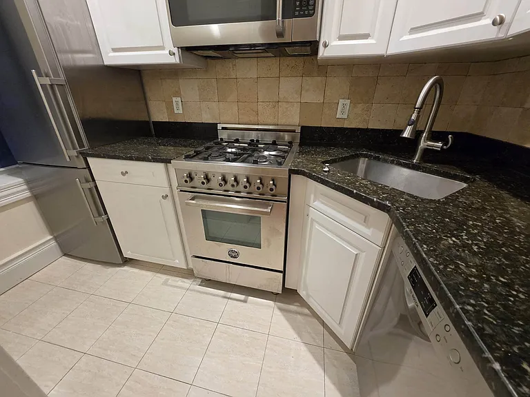 150 W 21st St #Y — Photo 5