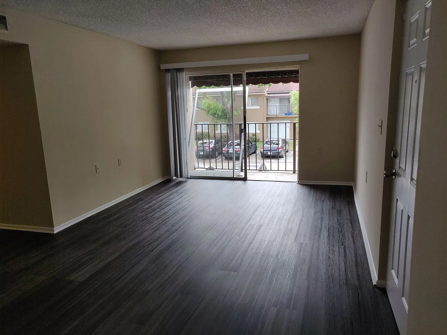 Spacious 3 Bedroom 2 Bath Condo with Community Pool & Clubhouse — Photo 3