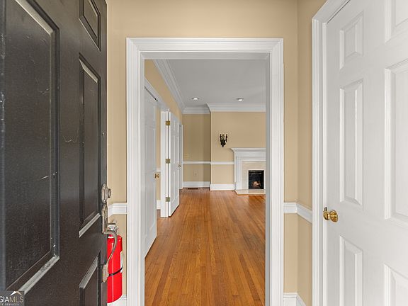 5th image of 592 N Main St