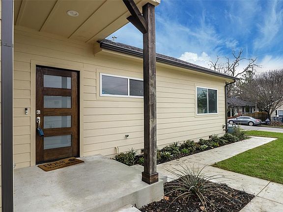 4th image of 1021 S Oak Cliff Blvd