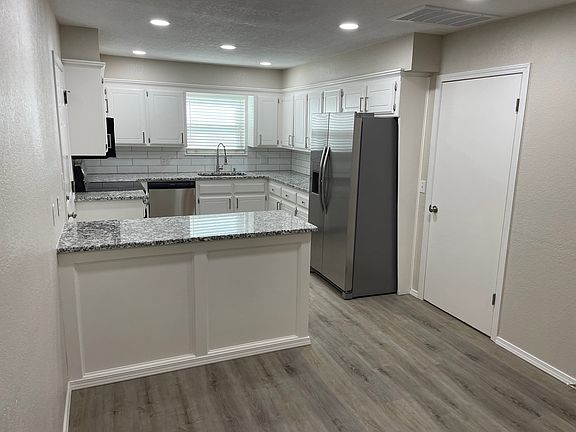 4th image of 208 Woodgate Dr