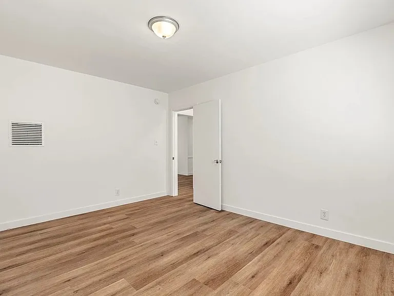 349 N Palm Dr #6 — Photo 20