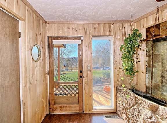 3rd image of 2592 Fruitridge Dr