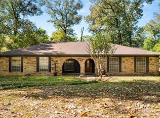 8519 Fairway Dr, Pineville, LA 71360