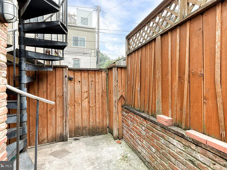 223 E Churchill St — Photo 16