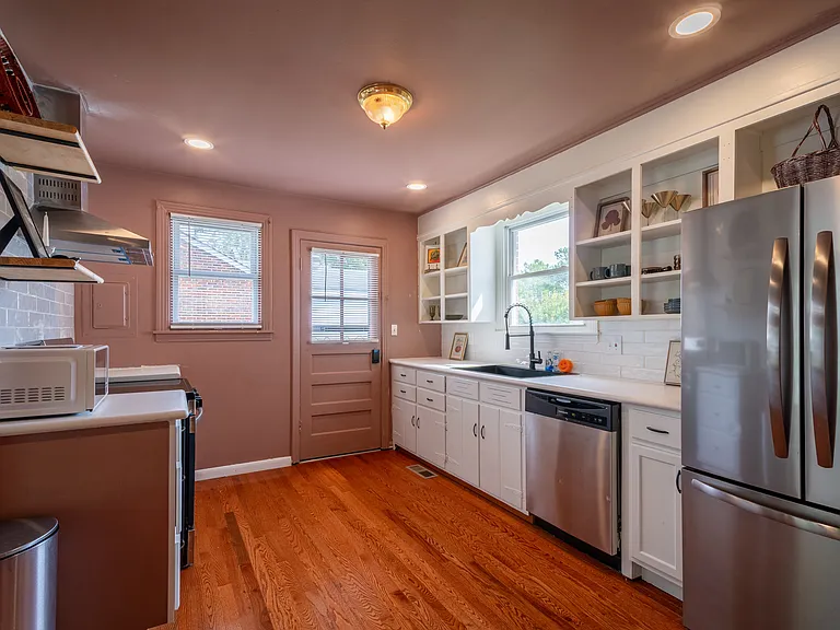 Fairlane Dr — Photo 2