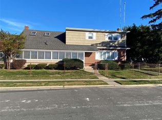11 Venetian Blvd APT 2, Lindenhurst, NY 11757