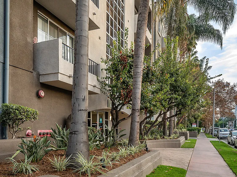 Essex Properties at Miracle Mile — Photo 29