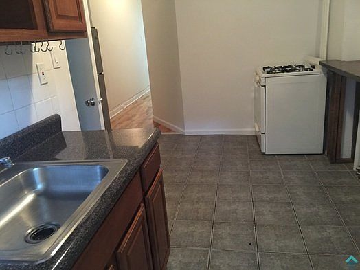 4th image of 147 Starr St #01I