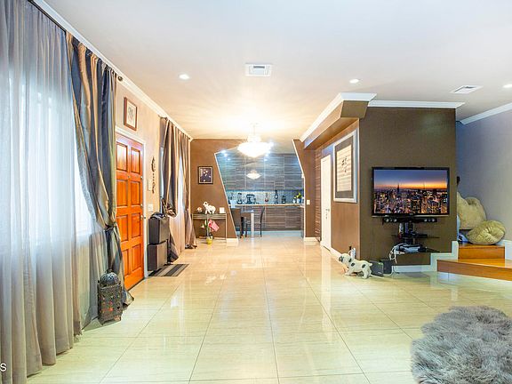 4th image of 1027 N Genesee Ave APT 3