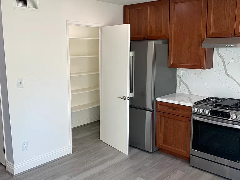 1722 Kingsdown Ct — Photo 7