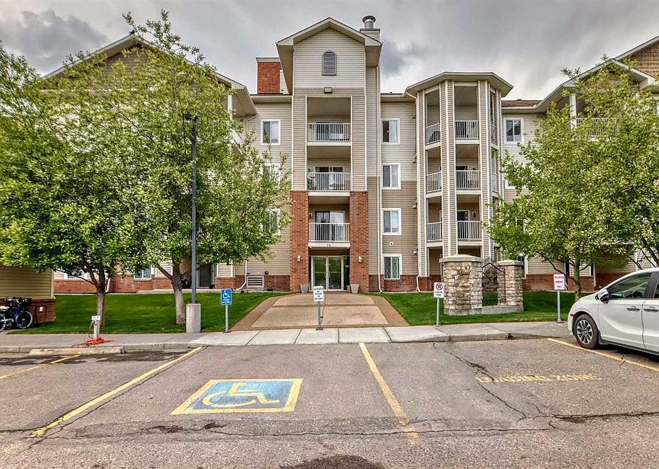 16 E Country Village Bay Ne #207, Calgary, Ab T3k 5y9 