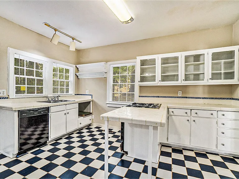 1908 N Decatur Rd — Photo 10