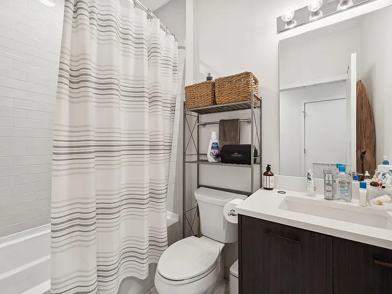 1045 W Cornelia — Photo 12