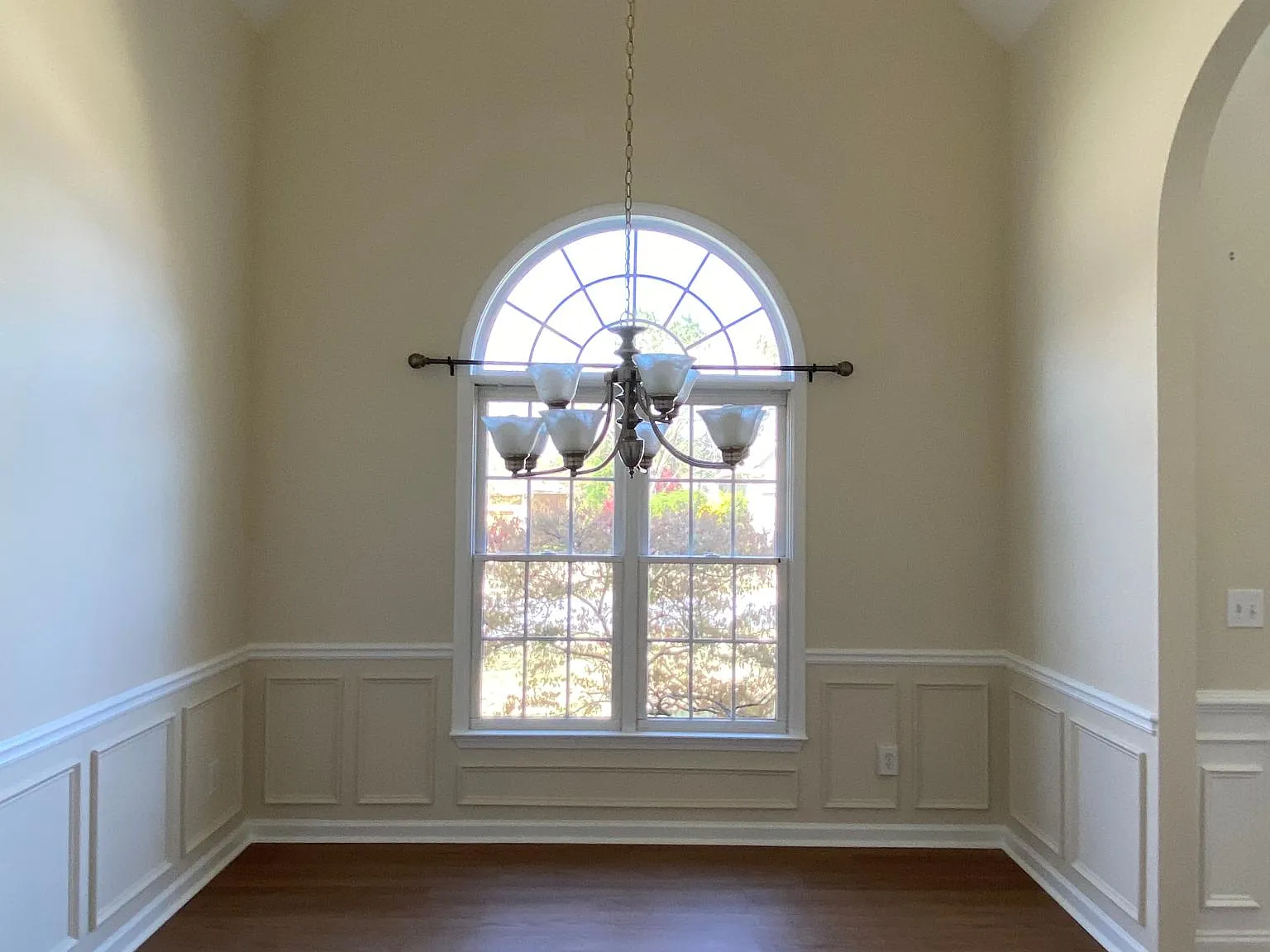 4 bed, 2.5 bath, 2219 sqft, $2,500 — Photo 4