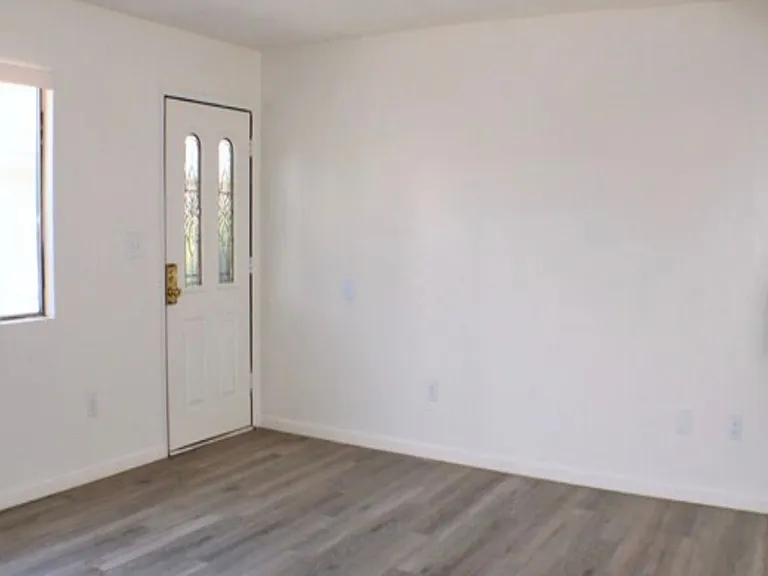 529 Knotts St — Photo 6