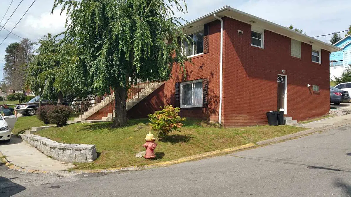 2 bed, 1.5 bath, 933 sqft, $975 — Photo 2