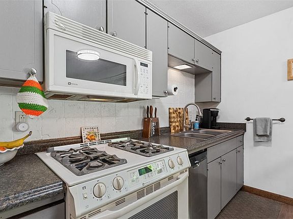 3rd image of 33 Gillingham Dr