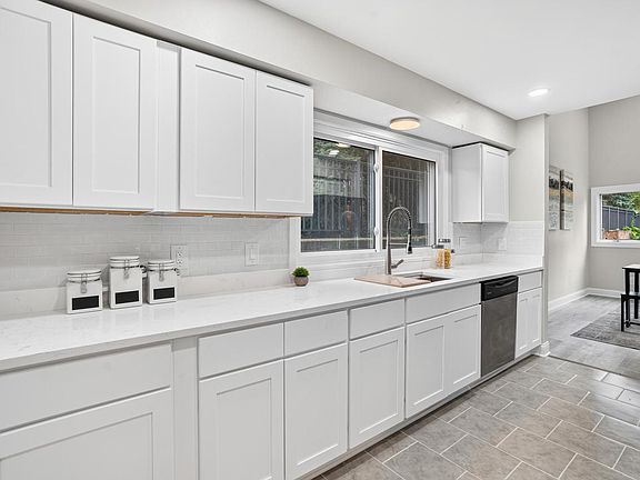 4th image of 802 S 92nd STREET