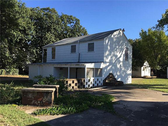 4th image of 3917 Carnation Ave