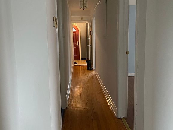 Hardwood floors all rooms off hallway