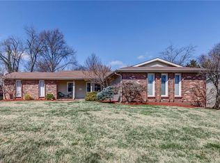 872 Hollyridge Dr, Ballwin, MO 63011