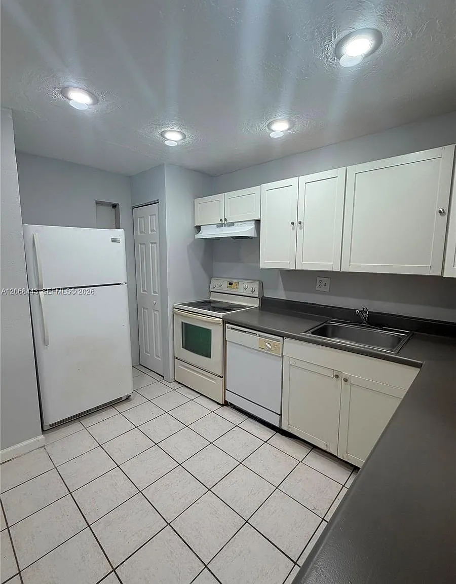 Versailles Gardens Condo — Photo 2