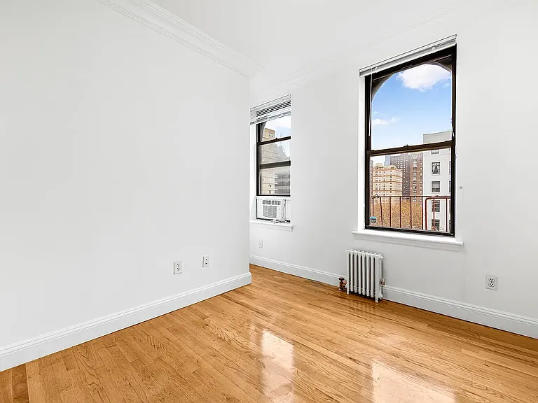 310 E 19th St #13 — Photo 4