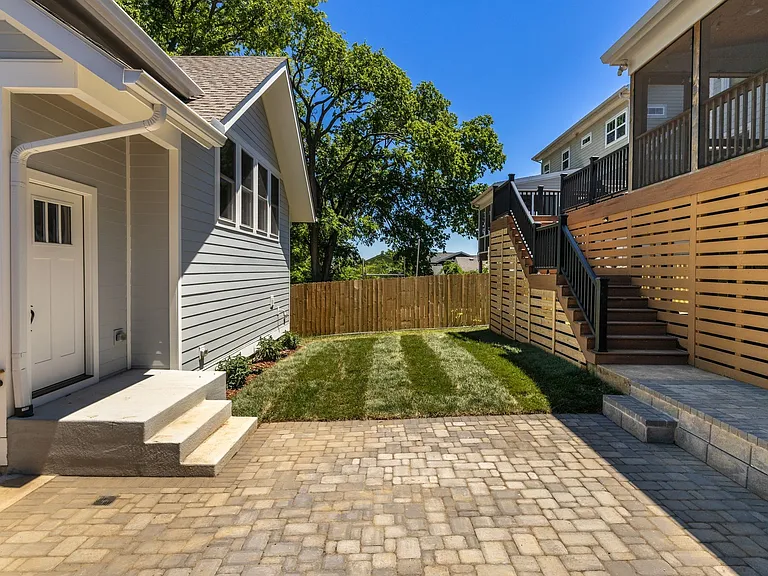 1102 Caldwell Ave — Photo 43